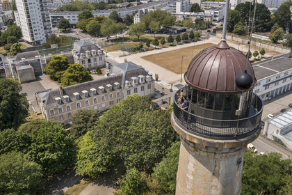 Morbihan (56), Lorient, l’Enclos du port, La tour de la découverte, la boule horaire donne chaque jour l’heure solaire de midi en chutant, et l’hôtel Gabriel en arrière plan (vue aérienne)