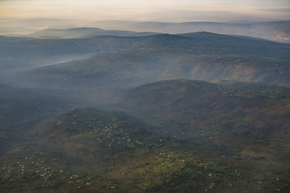 Rwanda, Province de l’Est, champs et habitat dispersé dans les collines à l'Est de Kigali (vue aérienne)