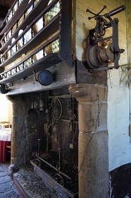 France, Seine-Maritime (76), Pays de Caux, Tôtes, l'auberge du cygne, ancien relais de la Poste royale, elle hébergea des personnalités comme D'Artagnan, Madame de Pompadour, Louis-Philippe Ier, Napoléon Ier et l’impératrice Joséphine etc et fut le lieu où Guy de Maupassant écrivit Boule de Suif (dans lequel l’auberge est très présente) et où Gustave Flaubert écrivit une partie de Madame Bovary, landier (grand chenet) de la cheminée