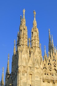 Italie, Lombardie, Milan, le Duomo dans le centre historique, cathédrale de style gothique flamboyant, les flèches surmontées de statues