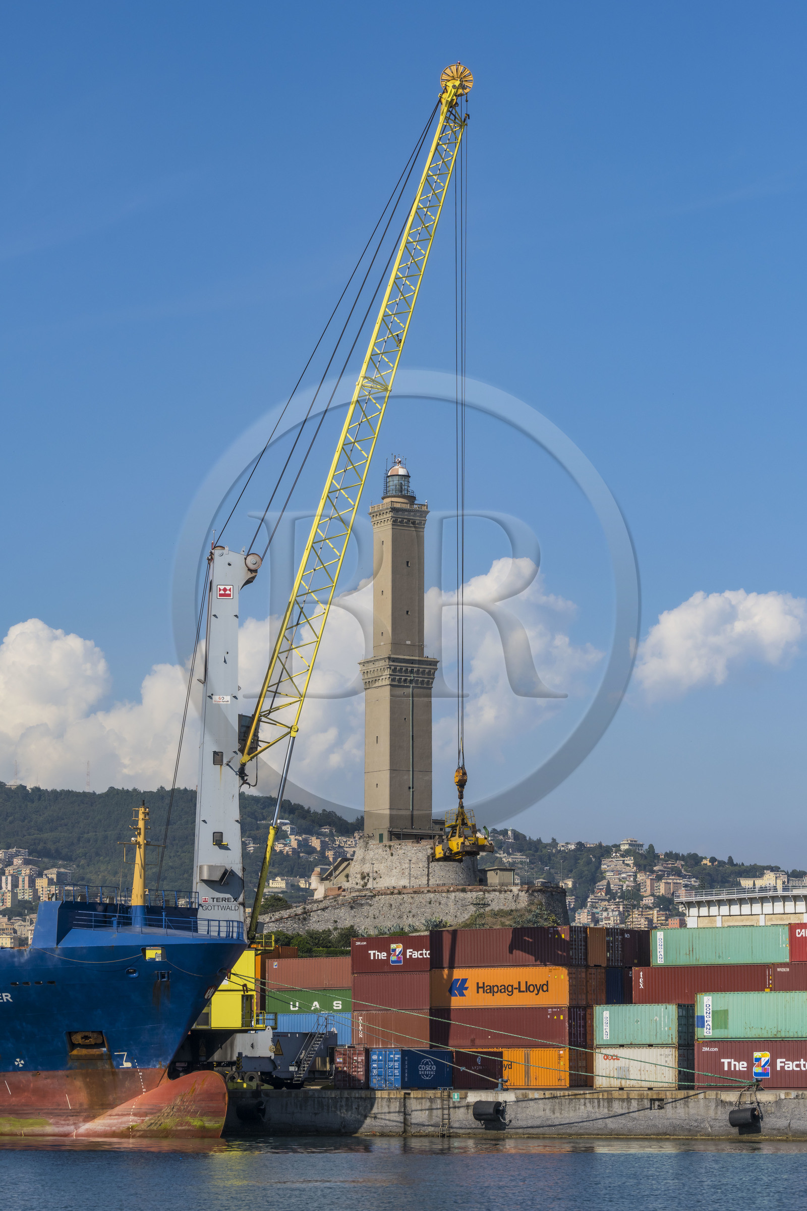 Italie, Ligurie, Gênes, le terminal conteneur du port de commerce et le phare de la Lanterna en arrière plan Italie, Ligurie, Gênes, le terminal conteneur du port de commerce et le phare de la Lanterna en arrière plan