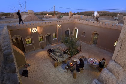 Iran, Province d'Ispahan, désert du Dasht-e Kavir, Mesr dans la région de Khur et Biabanak, gite dans une maison traditionnelle de l'oasis de Farahzad