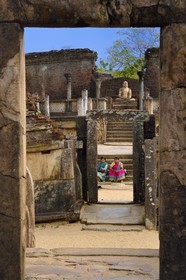 Sri Lanka, province du Centre-Nord, Polonnaruwa, l'ancienne capital du pays (XIe au XIIIe siècle) est classée au Patrimoine Mondial de l'UNESCO, terrasse de la relique de la dent (Dala Maluwa), Vatadage (chambre des reliques) avec sa statue de Bouddha