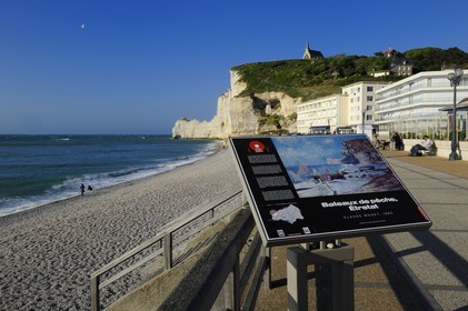 France, Seine-Maritime (76), Pays de Caux, Côte d'Albâtre, Etretat, la falaise d'Amont et l'église Notre-Dame-de-la-Garde depuis la plage de la ville