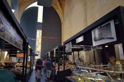 France, Dordogne (24), Périgord Noir, vallée de la Dordogne, Sarlat-la-Canéda, Place de la Liberté, porte de l'église Sainte-Marie reconvertie en marché couvert et espace culturel par l'architecte Jean Nouvel, Architecte Jean Nouvel, Mention obligatoire