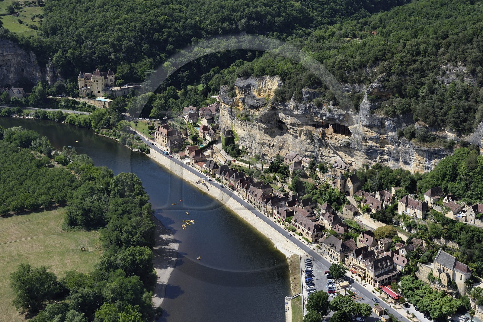 France, Dordogne (24), Périgord Noir, vallée de la Dordogne, La Roque-Gageac, labellisé Les Plus Beaux Villages de France, le village entre la falaise et la Dordogne (vue aérienne)