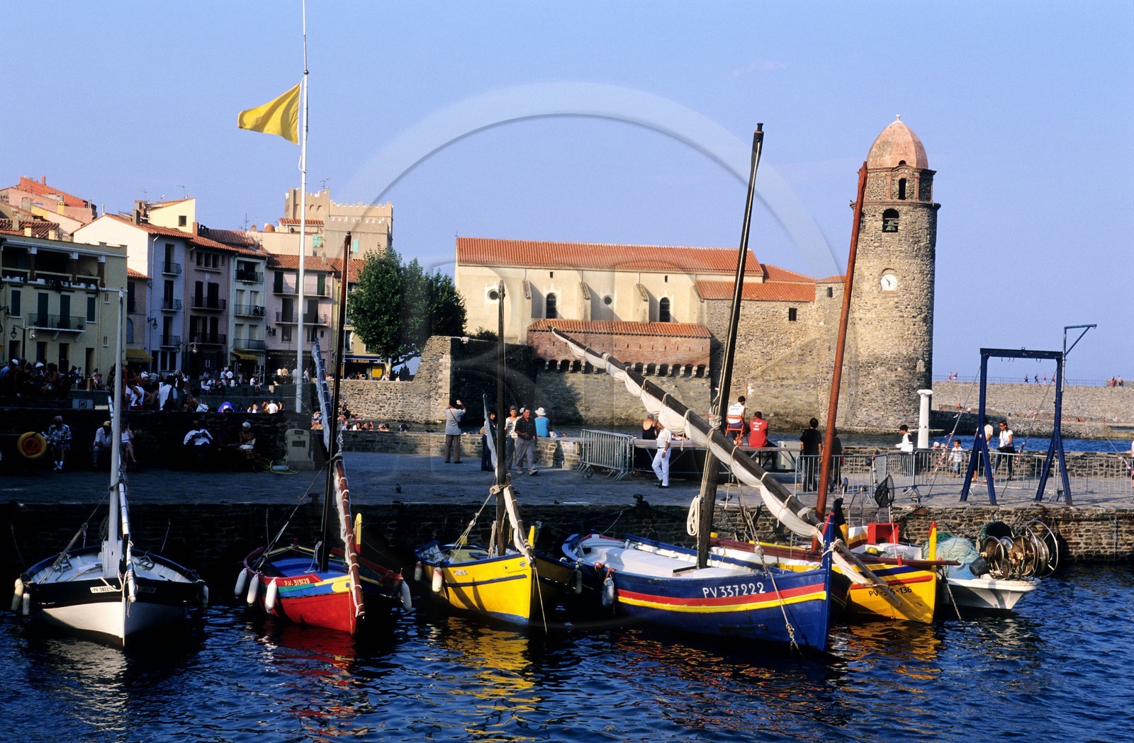 France, Pyrénées-Orientales (66), Collioure, barques catalanes à quai devant Notre-Dame-des-Anges