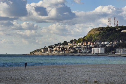 France, Seine-Maritime (76), la commune de Sainte-Adresse voisine du Havre, la grande plage de galets du Havre au premier plan