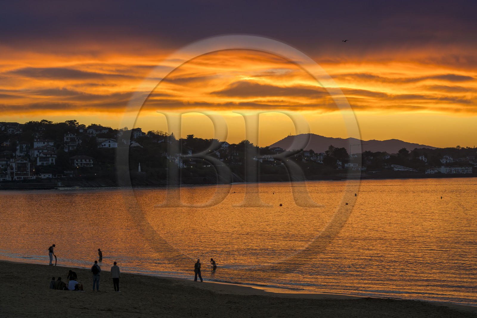 France, Pyrénées-Atlantiques (64), Pays-Basque, Saint-Jean-de-Luz, promeneurs sur la Grande Plage, la côte de Ciboure dans la baie et le mont espagnol Jaizkibel en arrière plan France, Pyrénées-Atlantiques (64), Pays-Basque, Saint-Jean-de-Luz, promeneurs sur la Grande Plage, la côte de Ciboure dans la baie et le mont espagnol Jaizkibel en arrière plan