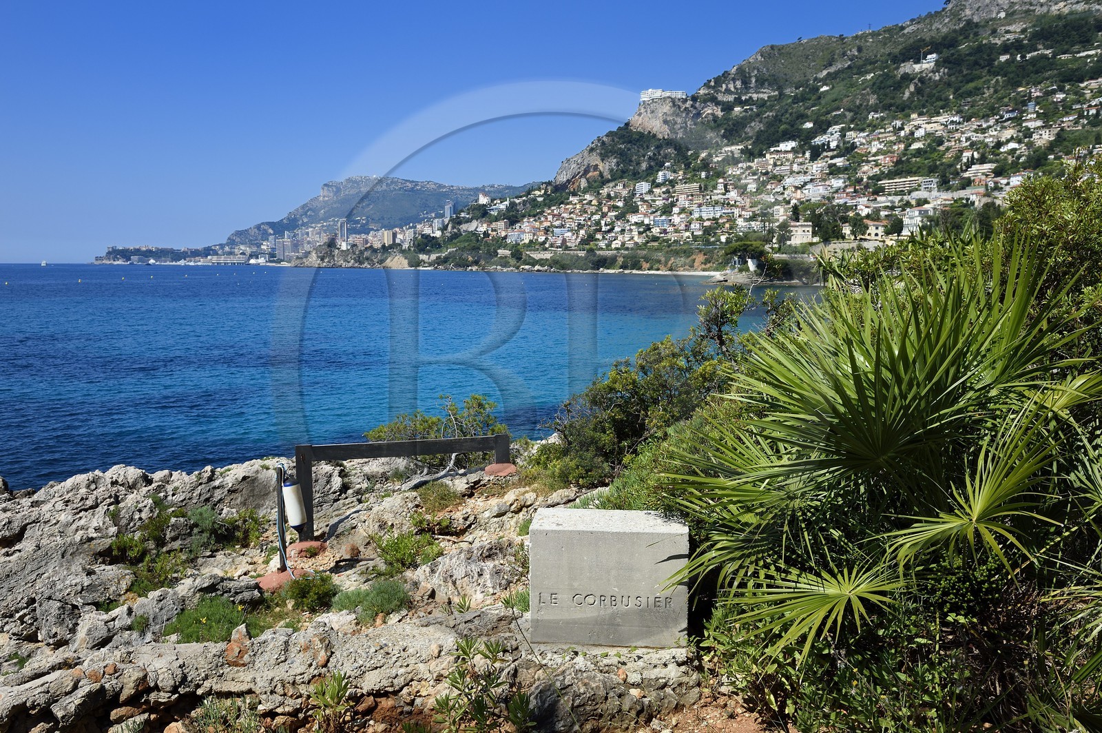 France, Alpes-Maritimes (06), Roquebrune-Cap-Martin, Cap Martin, sentier des douaniers, promenade Le Corbusier, vue depuis le cabanon de Le Corbusier et la Principauté de Monaco en arrière plan