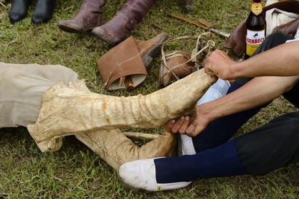 Argentine, province de Buenos Aires, San Antonio de Areco, fête du Jour de la Tradition (Dia de la Tradicion), Botas de Potro - bottes faites d'une seule pièce de cuir sans couture dans les extrémités postérieures des chevaux