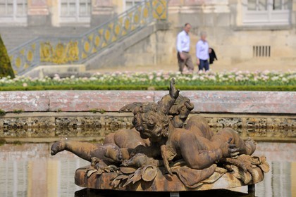France, Yvelines (78), château de Versailles, classé Patrimoine Mondial de l'UNESCO, le Grand Trianon, jardin à l'extérieur de la galerie