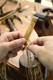 Argentine, province de Buenos Aires, San Antonio de Areco, Alejandro Alvarez tresse le cuir des pièces de l'harnachement des chevaux dans son atelier