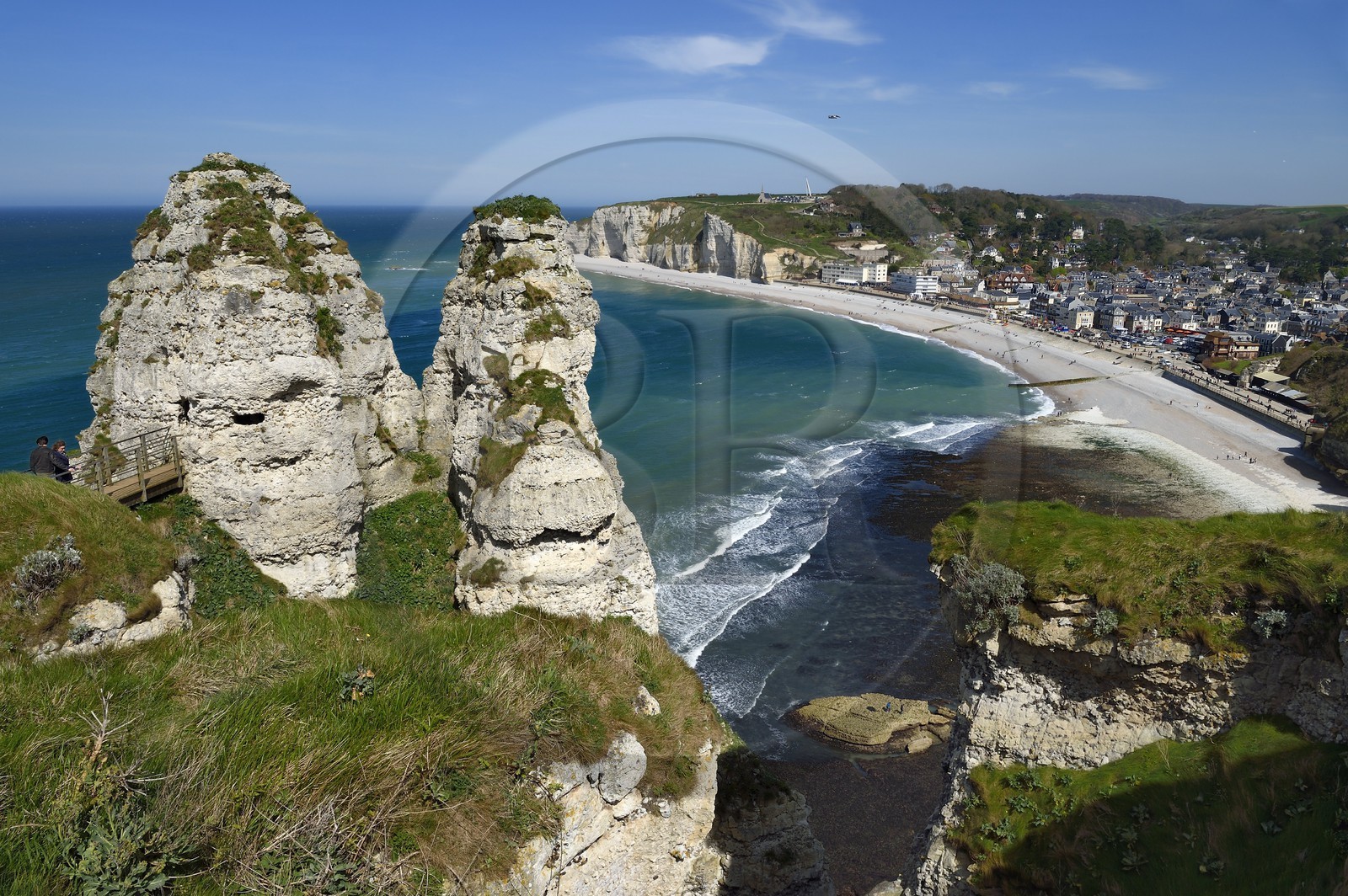 France, Seine-Maritime (76), Pays de Caux, Côte d'Albâtre, Etretat, la plage et la falaise d'Amont vus depuis la falaise d'Aval
