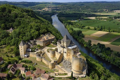 France, Dordogne (24), Périgord Noir, vallée de la Dordogne, Castelnaud-la-Chapelle labellisé Les Plus Beaux Villages de France, le château de Castelnaud-la-Chapelle sur un éperon rocheux au dessus de la rivière Dordogne (vue aérienne)
