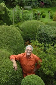 France, Finistère (29), Lannilis, Prat Ar Coum, l'artiste peintre Loic Madec dans son jardin
