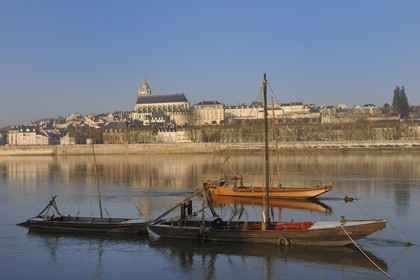 France, Loir et Cher (41), Vallée de la Loire classée au Patrimoine Mondial de l'UNESCO, Blois, les quais, la vieille ville, la cathédrale St-Louis et des bateaux traditionnels