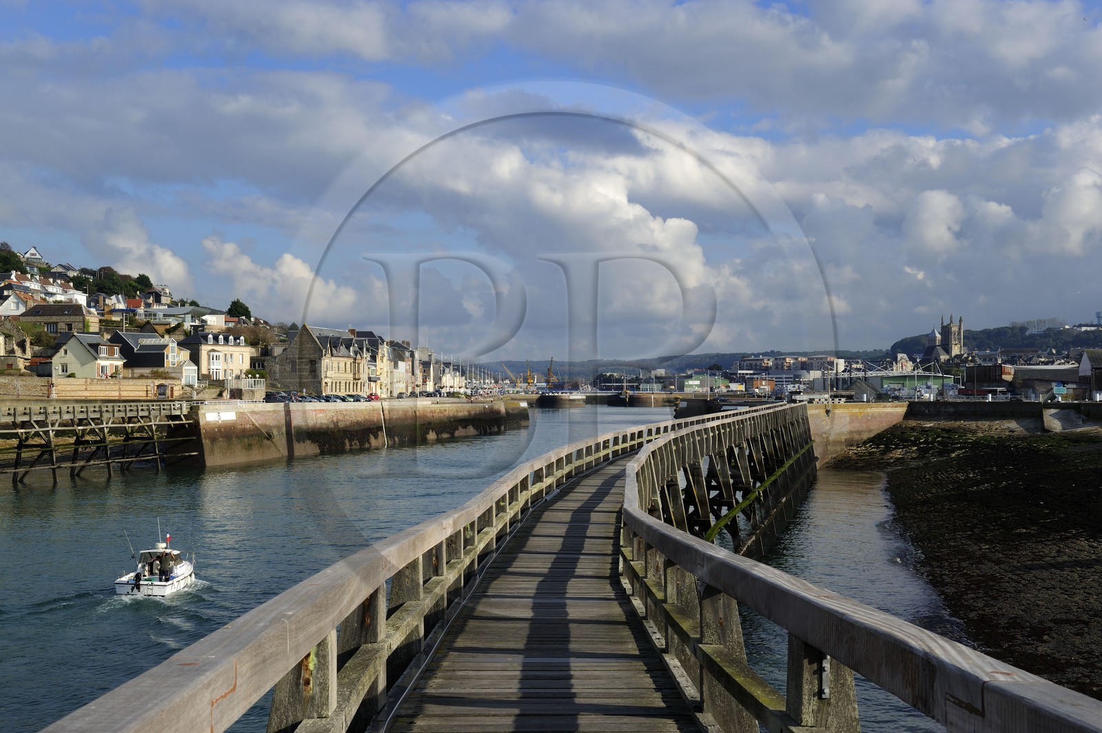 France, Seine-Maritime (76), Pays de Caux, Côte d'Albâtre, passerelle en bois à l'entrée du port de Fécamp, le quai des Pilotes à gauche