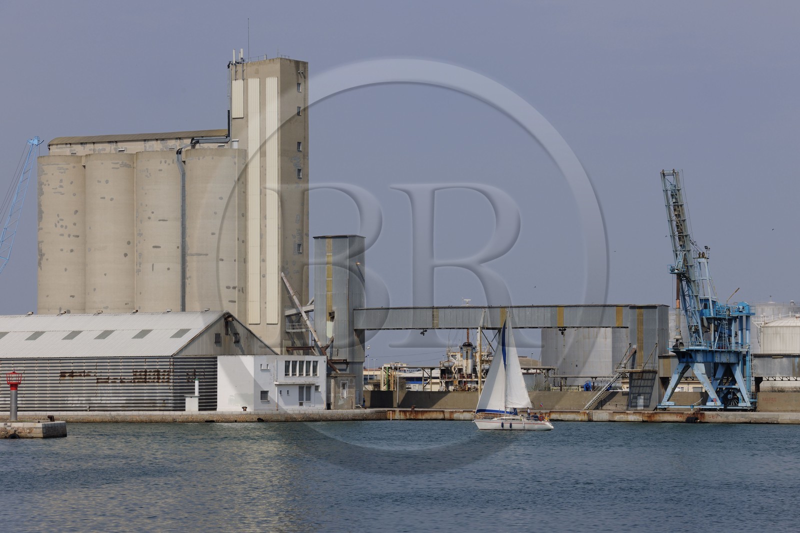 France, Hérault (34), Sète, voilier devant un silo à grains dans le port industriel et commercial
