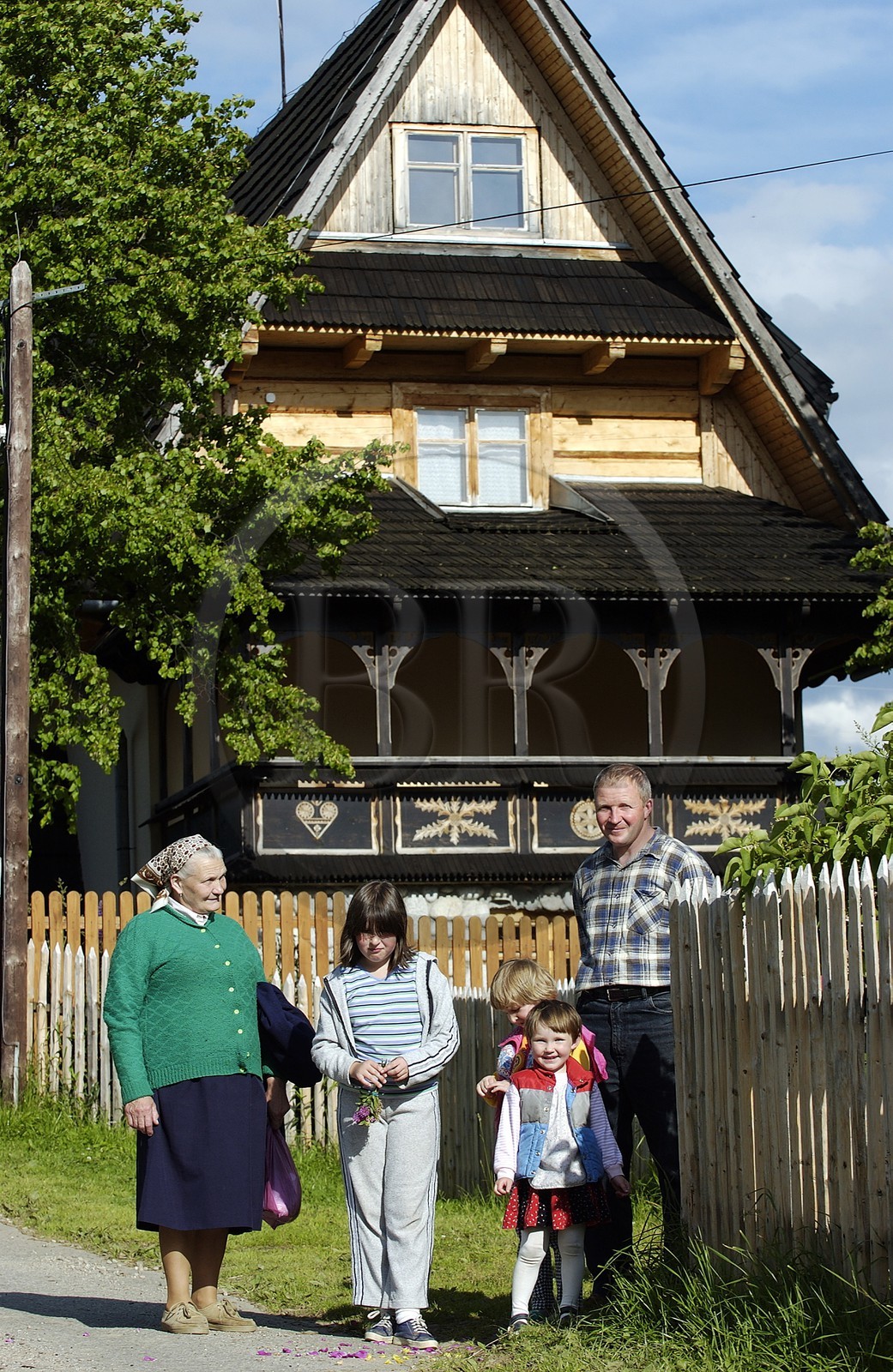 Pologne, Petite Pologne, Carpates, famille de paysans devant sa maison en bois dans la région de Zarcopane