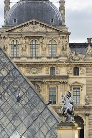 France, Paris (75), le musée du Louvre, laveurs de vitres sur la façade en verre de la pyramide de l'architecte Ieoh Ming Pei