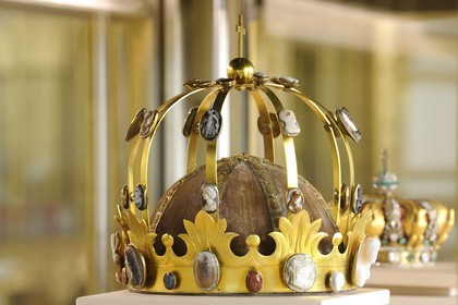 France, Paris (75), Musée du Louvre, la galerie d'Appolon dans l'aile Denon, couronne dite de Charlemagne utilisée lors du sacre de Napoléon I
