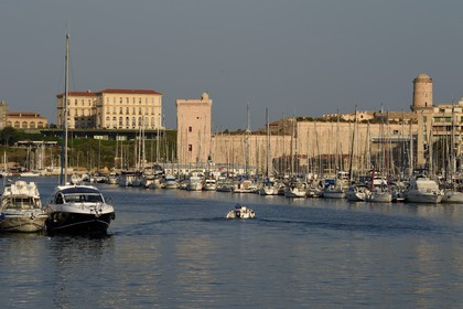France, Bouches-du-Rhône (13), Marseille, Le Vieux Port, Fort Saint Jean et palais du Pharo en arrière plan