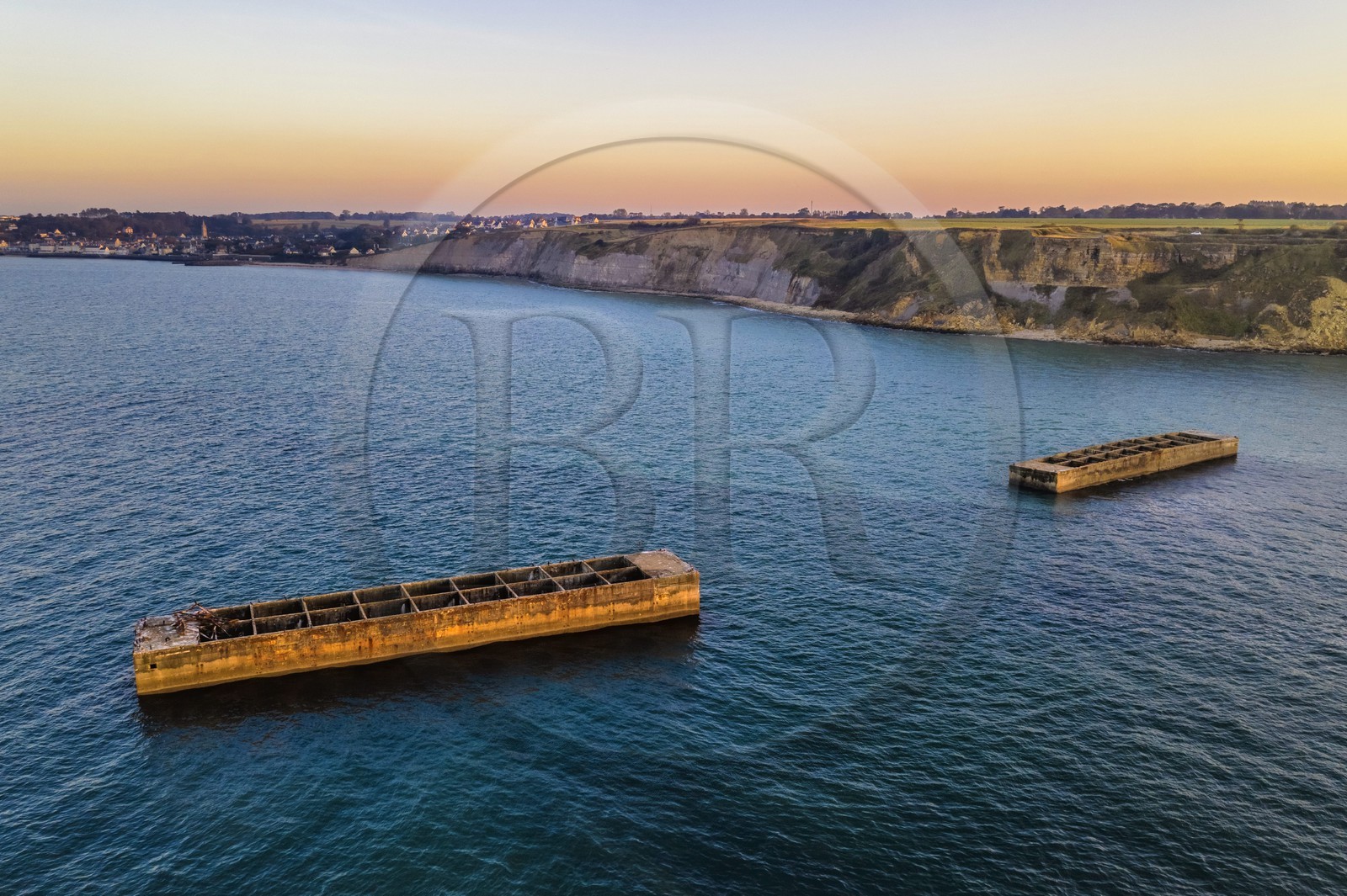 France, Calvados (14), Arromanches-les-Bains, falaises du cap Manvieux, vestiges du Mulberry B ou port Winston, caissons Phoenix (vue aérienne)