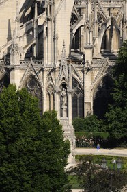 France, Paris (75), île de la Cité, la cathédrale Notre-Dame, le chevet derrière la Vierge à l'enfant dans le square Notre-Dame