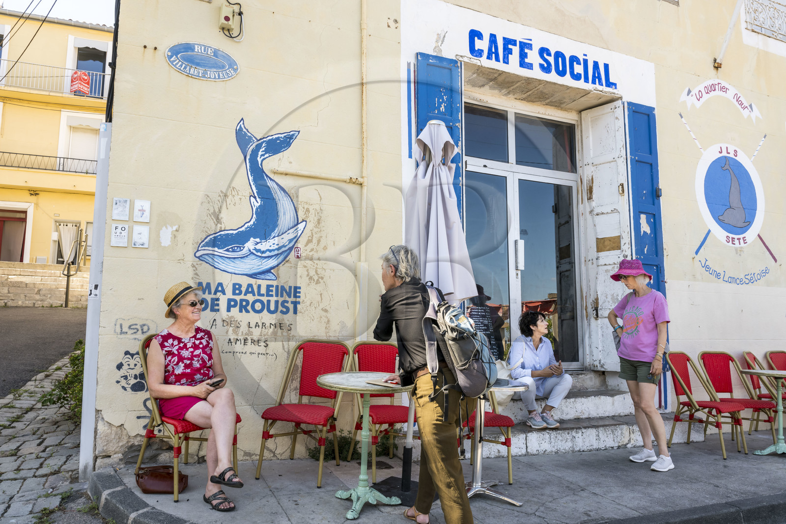 France, Hérault (34), Sète, le Quartier Haut, rue Villaret Joyeuse, café Le Social siège du club de la Jeune lance Sétoise, peinture murale Ma baleine de Proust de l'artiste Melle Roze