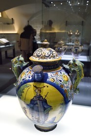 Italie, Toscane, Florence, centre historique classé Patrimoine Mondial de l'UNESCO, Officina profumo, farmaceutica di Santa Maria Novella, ancienne officine d'apothicaire italienne devenue une maison de parfum et de soins corporels, l'un des plus anciens pots de la pharmacie (fin du XVIe siècle) montrant Saint-Pierre