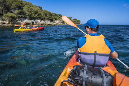 France, Alpes-Maritimes (06), Cannes, randonnée en kayak aux Iles de Lérins, en longeant la cote sud de l'Ile Sainte-Marguerite vers la Pointe de la Convention