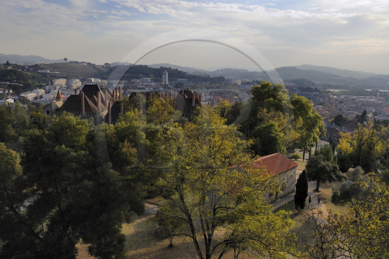 Portugal, région du Minho, Guimaraes, ville classée Patrimoine Mondial de l' UNESCO, vue sur le Paço dos Duces de Bragança (Palais des Ducs de Bragance), l' Igreja de Sao Miguel do Castelo (Eglise Saint Michel du Chateau) et la ville