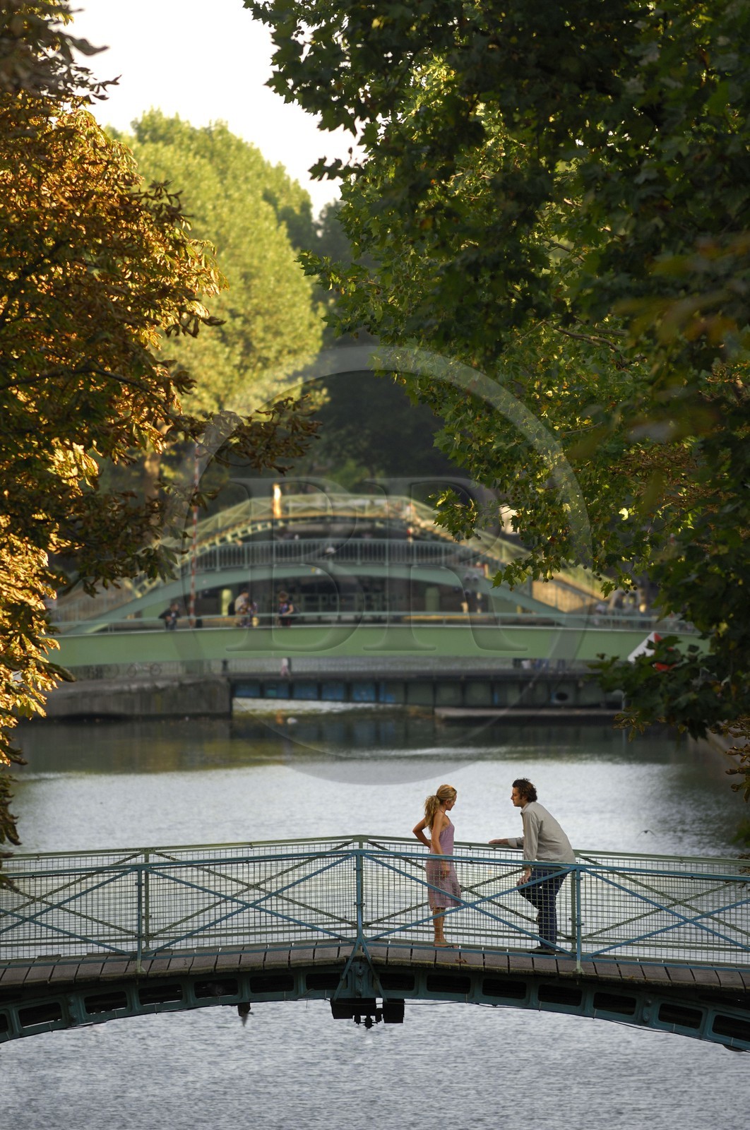 France, Paris (75), canal Saint-Martin, couple d'amoureux sur le pont de l'écluse de la rue de Lancry