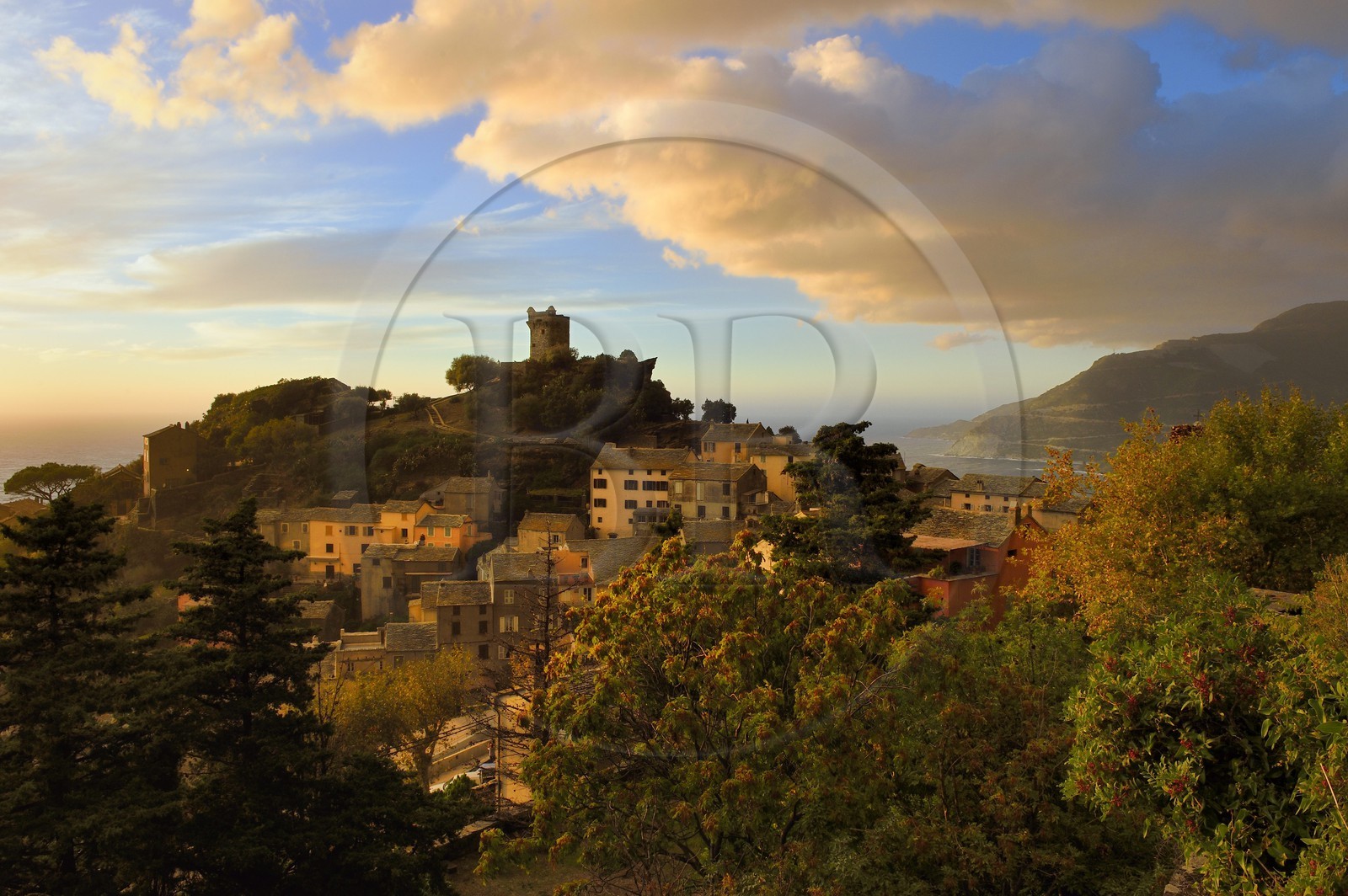 France, Haute-Corse (2B), Cap Corse, le village perché de Nonza et la Tour paoline (Torra paolina)