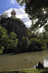 France, Paris (75), parc des Buttes Chaumont, l'île du parc surmontée du temple de la Sibylle construit en 1869 par l'architecte Gabriel Davioud