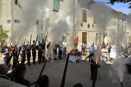 France, Var (83), la Provence Verte, Bras, la Bravade, procession de Saint-Etienne, les bravadeurs tirent des coups de fusils à blanc