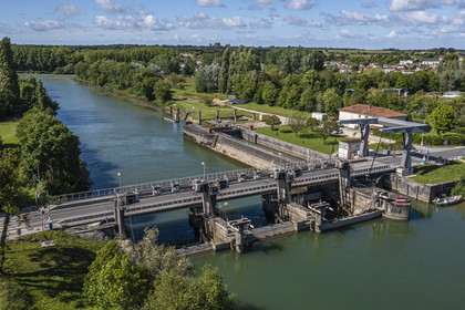 France, Charente-Maritime, Saintonge, Saint-Savinien, dam which promotes the flow of the Charente during flood periods and stops the salinity brought by the tides (aerial view)