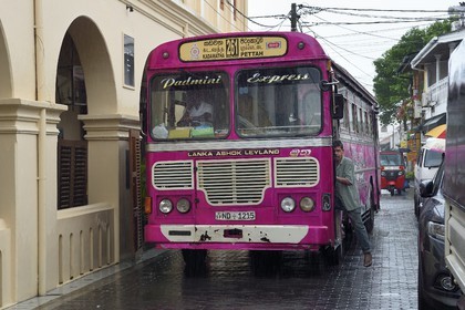 Sri Lanka, Province du Sud, Fort de Galle, classé Patrimoine Mondial de l'UNESCO, bus intercité privé