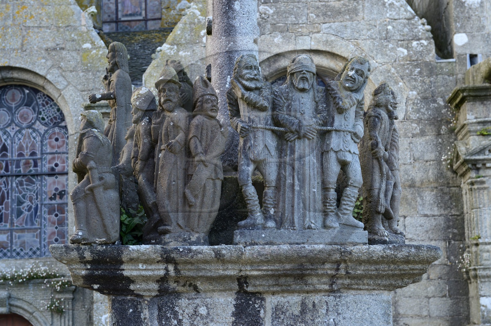 France, Finistère (29), étape sur le chemin de Saint Jacques de Compostelle, Saint-Thegonnec, le calvaire devant l'église dans l'enclos paroissial