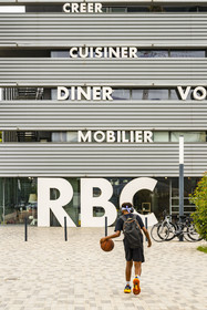 France, Hérault (34), Montpellier,  quartier de Port Marianne, le RBC Design Center conçu par l'architecte Jean Nouvel, showroom de mobilier contemporain, comprenant une librairie, une boutique objets, et un restaurant-brasserie