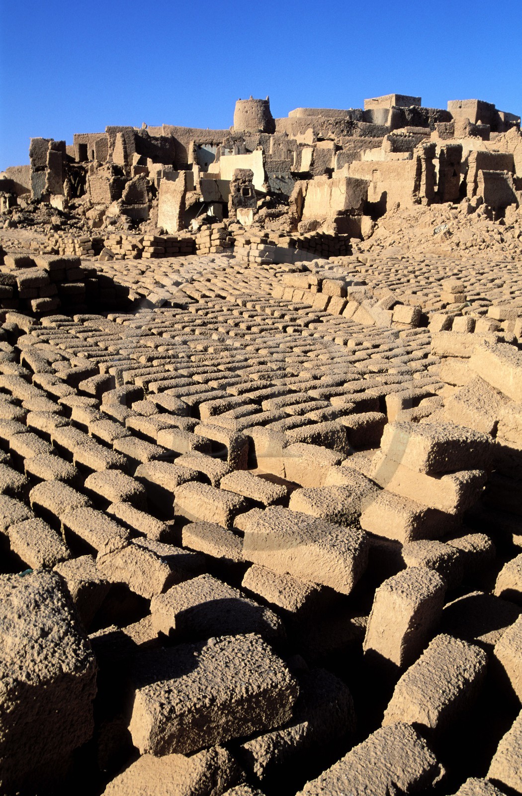 Libya, region of the desert, the Fezzan (Sahara), old town of Ghat, bricks in clay soil