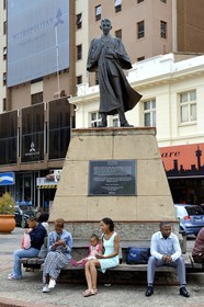 Afrique du Sud, province de Gauteng, Johannesburg, CBD (Central Business District), Gandhi Square, statue du Mahatma Gandhi en tant que jeune avocat