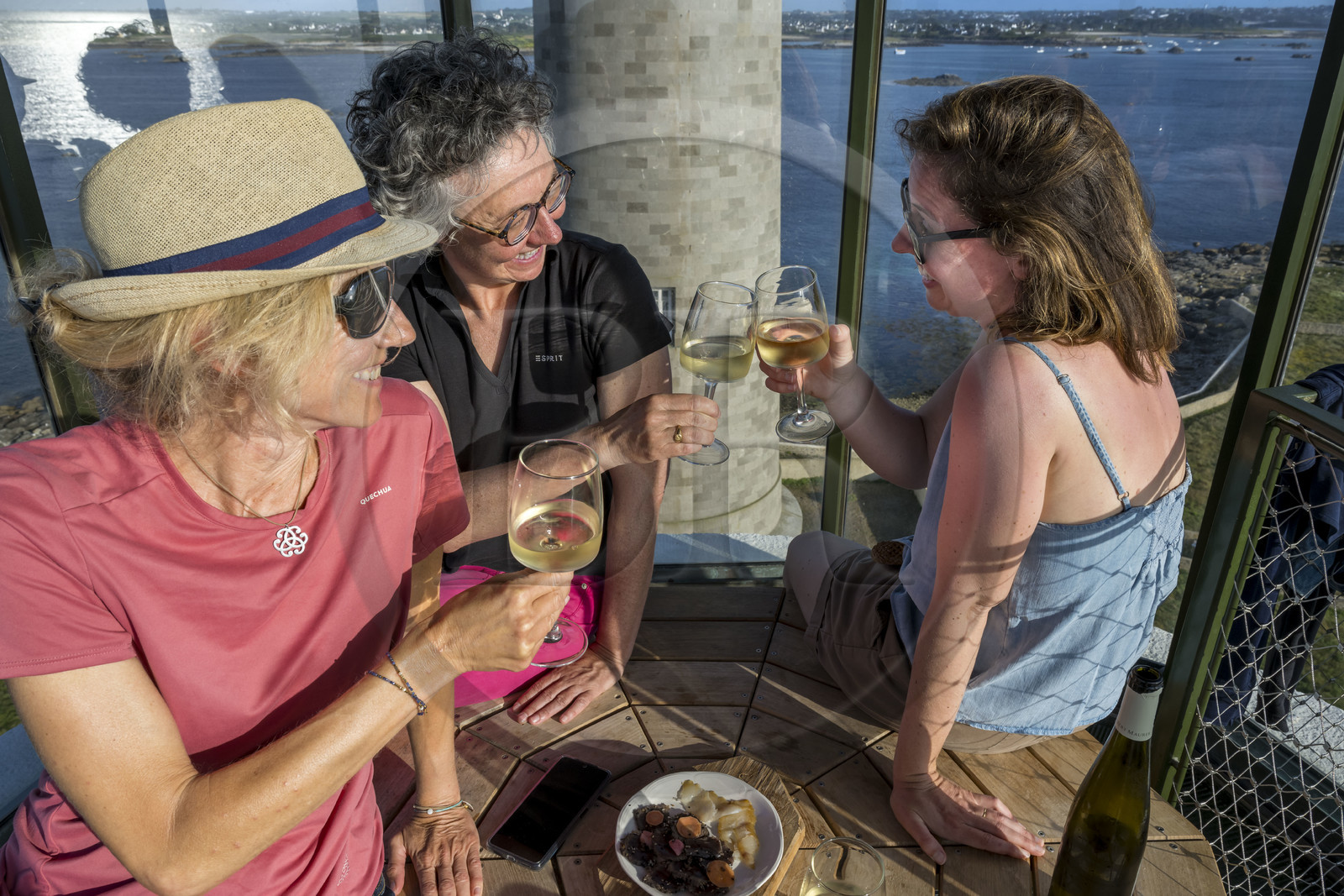 France, Finistère (29), Pays des Abers, Ile Vierge dans l'archipel de Lilia, apéro avec vue sur l'estuaire de l'Aber Wrac'h depuis le sommet de l'ancien phare de 1845 transformé en écogite