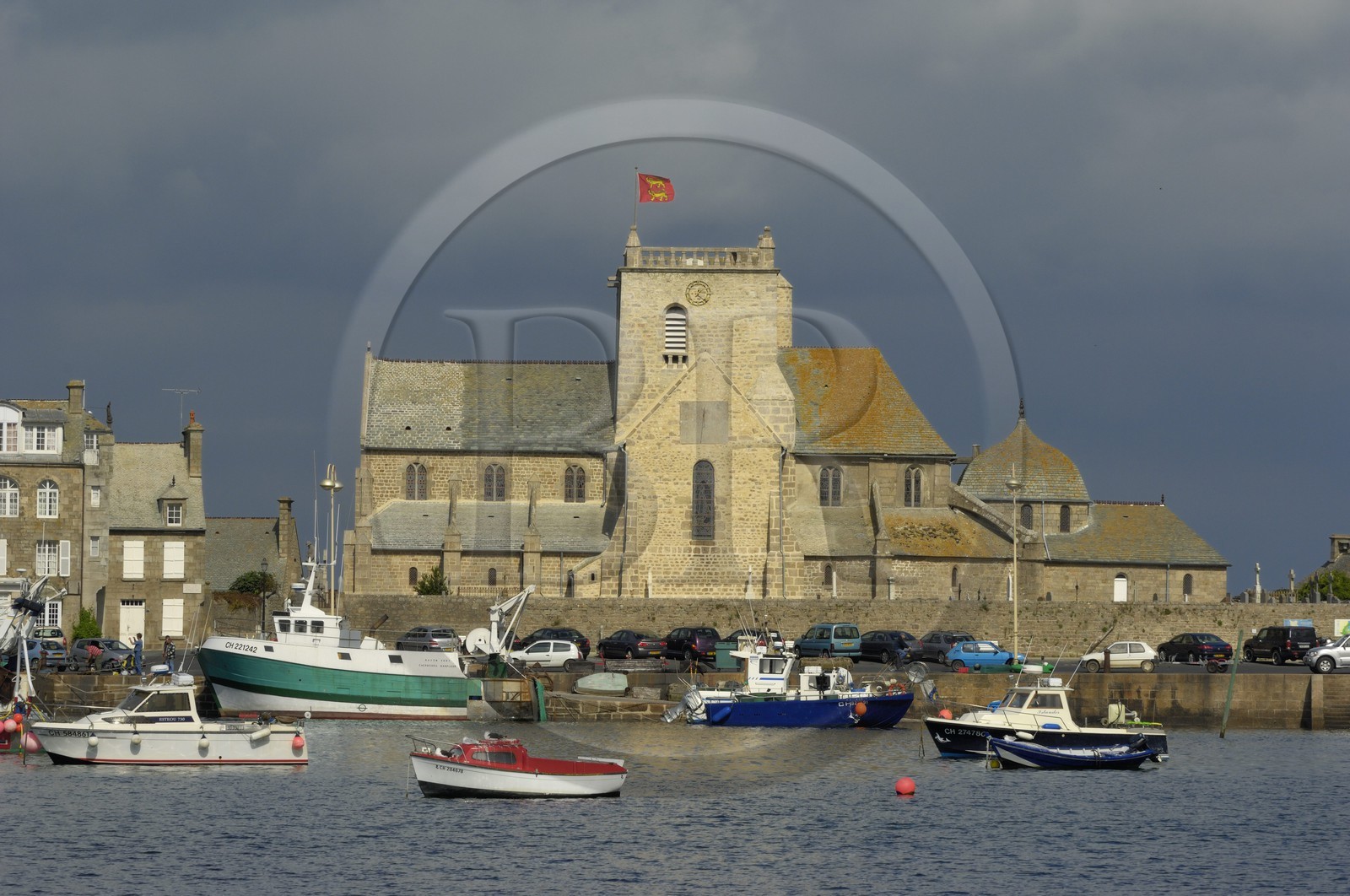 France, Manche (50), Val de Saire, port de Barfleur à marée haute, labellisé Les Plus Beaux Villages de France