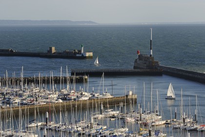 France, Seine-Maritime (76), Le Havre, voilier entrant dans le port de plaisance au premier plan