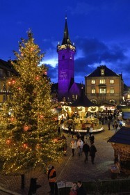 France, Bas-Rhin (67), Obernai, marché de Noel sur la place du marché, Tour de la chapelle (Kappelturm) achevée au XVIe siècle, fait office de beffroi à côté de l'hôtel de ville