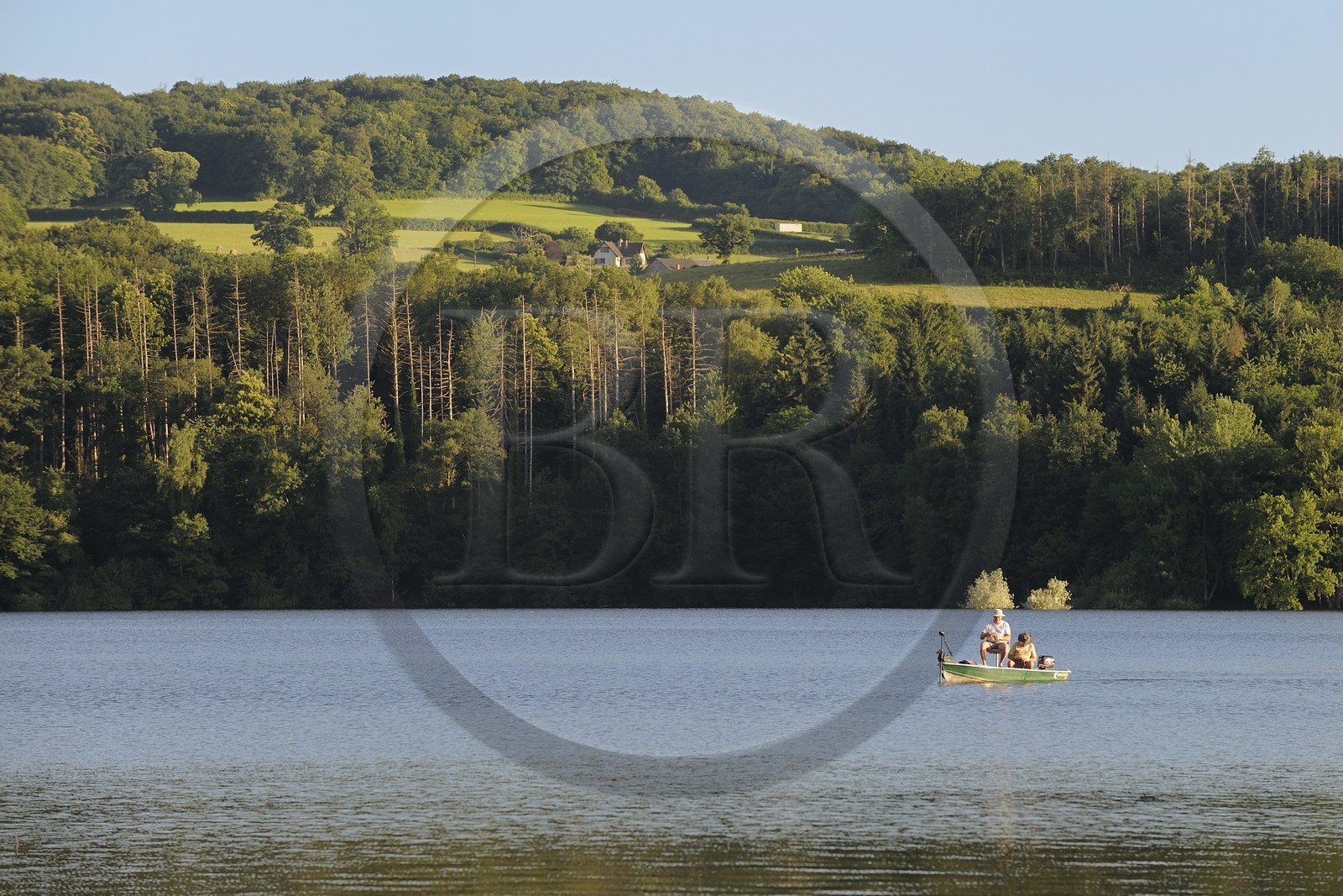 France, Nièvre (58), lac de Pannecière, pêche à la ligne en soirée