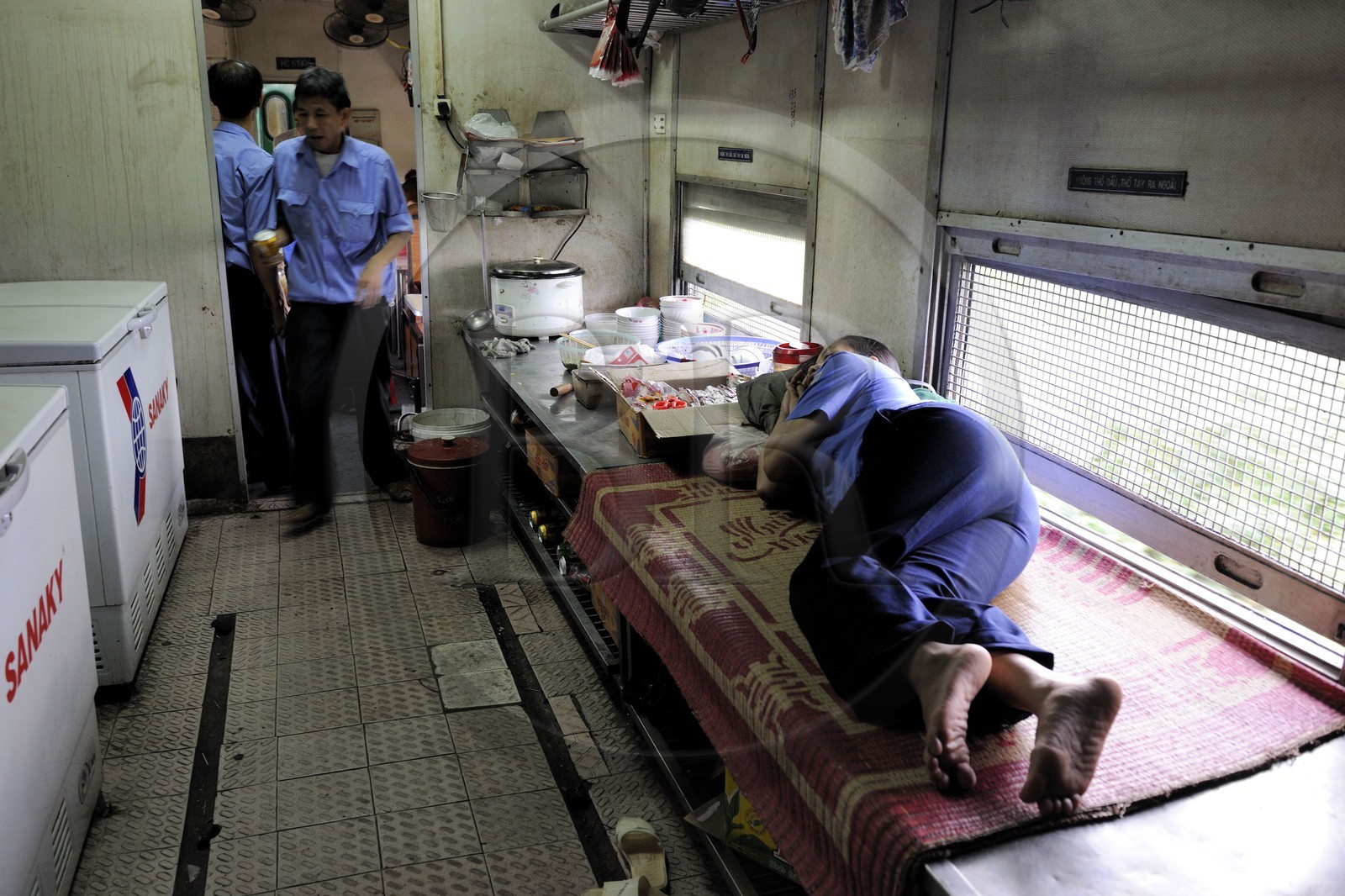 Vietnam, train de jour de Lao Cai à Hanoï, le wagon restaurant, la cuisine se transforme en salle de repos Vietnam, train de jour de Lao Cai à Hanoï, le wagon restaurant, la cuisine se transforme en salle de repos