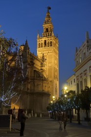 Espagne, Andalousie, Séville, quartier de Santa Cruz, la Giralda, ancien minaret almohade de la Grande Mosquée reconverti en clocher de la cathédrale, classé Patrimoine Mondial de l'UNESCO